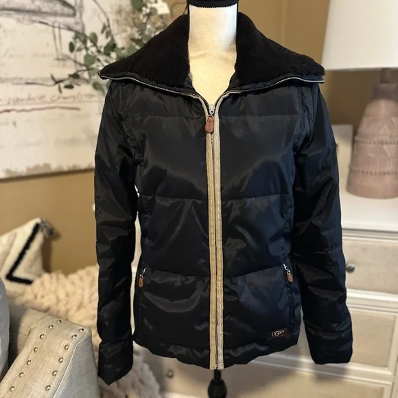 💵 UGG | Vintage Black Puffer Jacket with Faux Fur Collar - Picture 7 of 11
